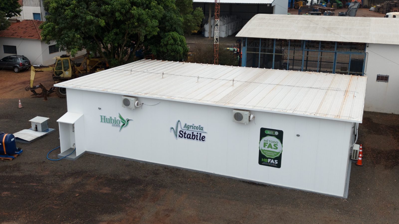 Vista aérea da unidade HBFAS instalada na Agrícola Stabile, em Pederneiras (SP), com as marcas Hubio Agro, Agrícola Stabile e o selo do Método FAS na lateral